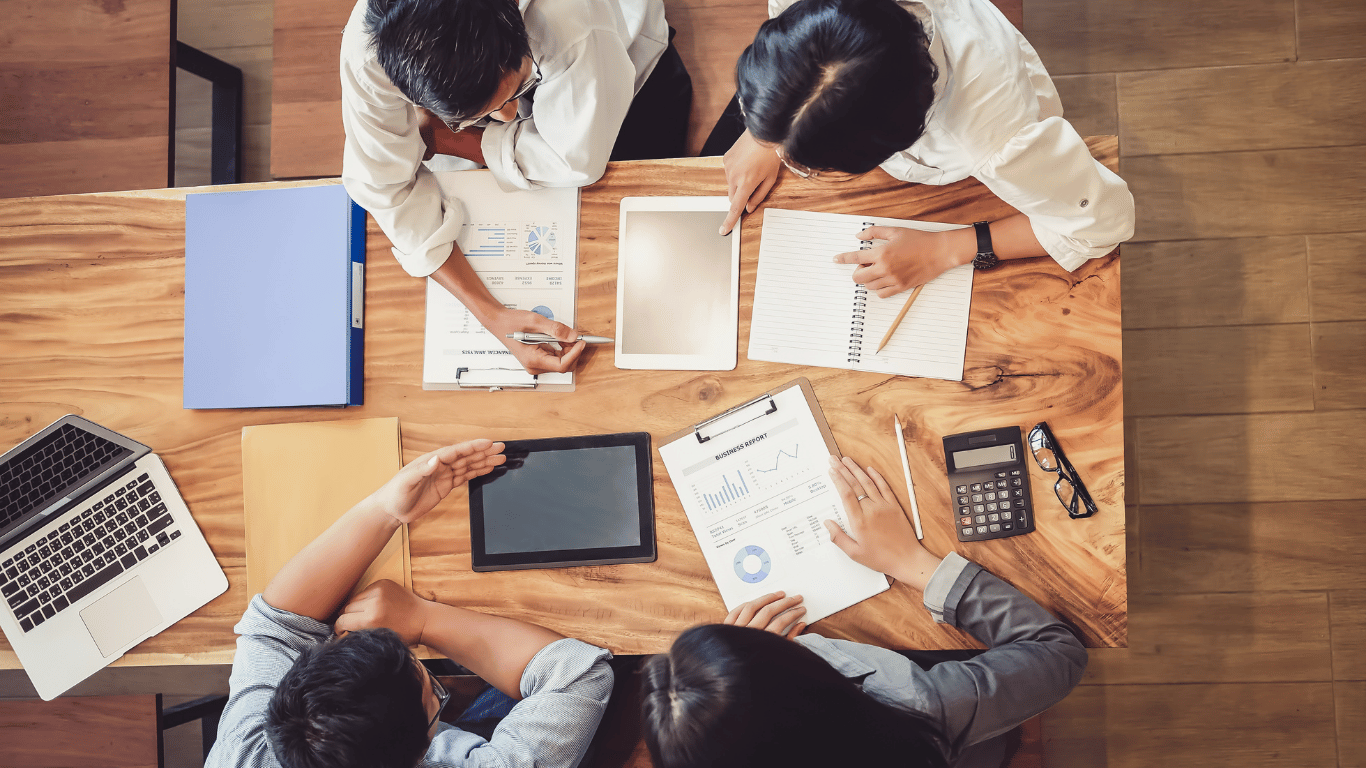 [Imagen de una sesión de trabajo estratégico y consultoría]