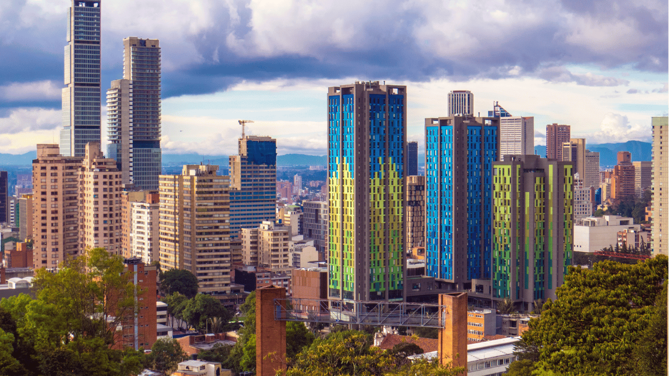 Imagen del horizonte de edificios modernos en Bogotá, Colombia, representando los servicios de marketing digital con IA para empresas colombianas.