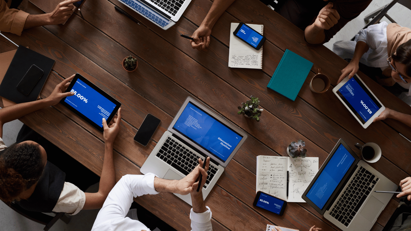 [Equipo estratégico trabajando en un proyecto de marketing]