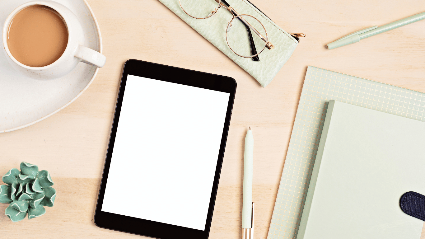 Escritorio con laptop, café y notas de estrategia