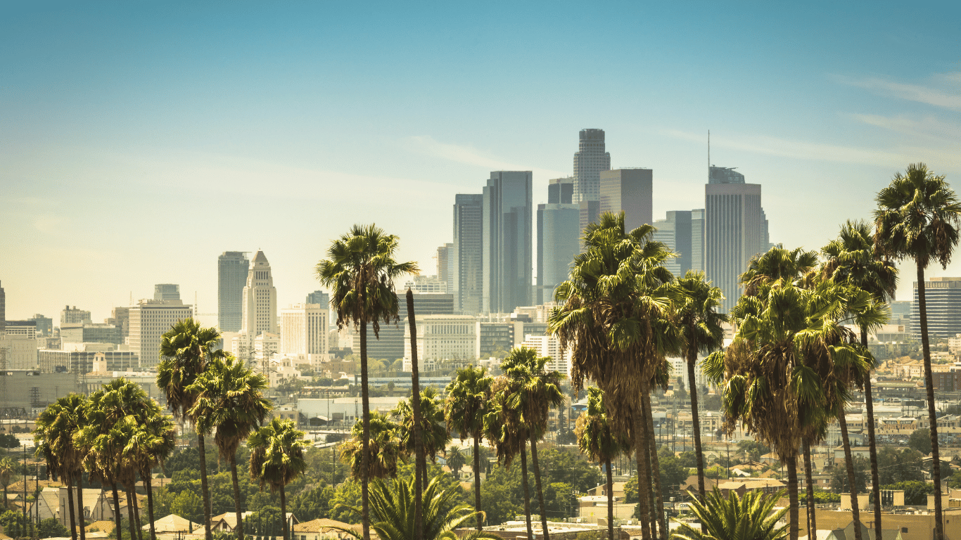 Imagen del centro de Los Ángeles con palmeras, para negocios latinos en USA que buscan marketing con IA.