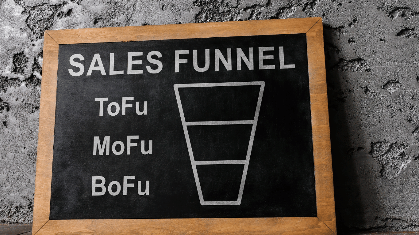 [El funnel de ventas dibujado en una pizarra]